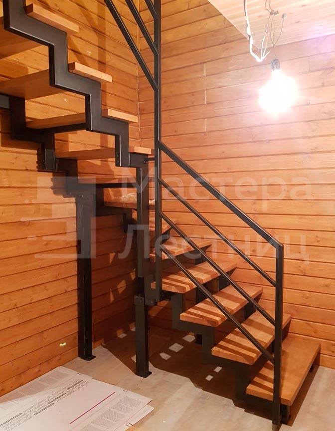 Лестница в частный дом на ломаном косоуре Г-образная забежная открытая с металлическим ограждением