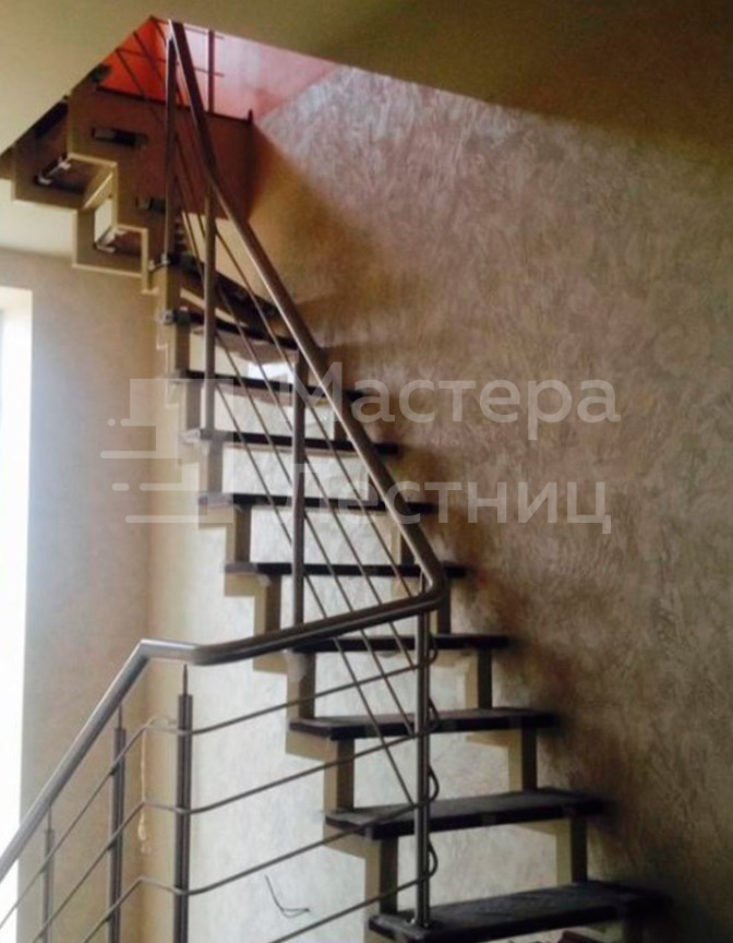 Лестница в дом на второй этаж на ломаном косоуре Г-образная забежная открытая с нержавеющим ограждением