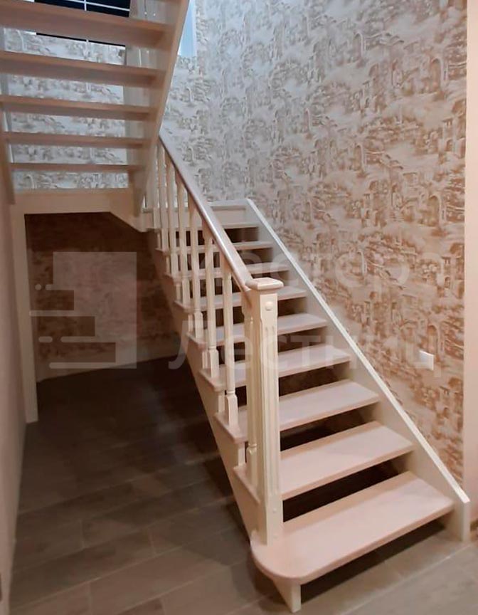 Деревянная лестница на 180 градусов с двумя площадками открытая с деревянным ограждением