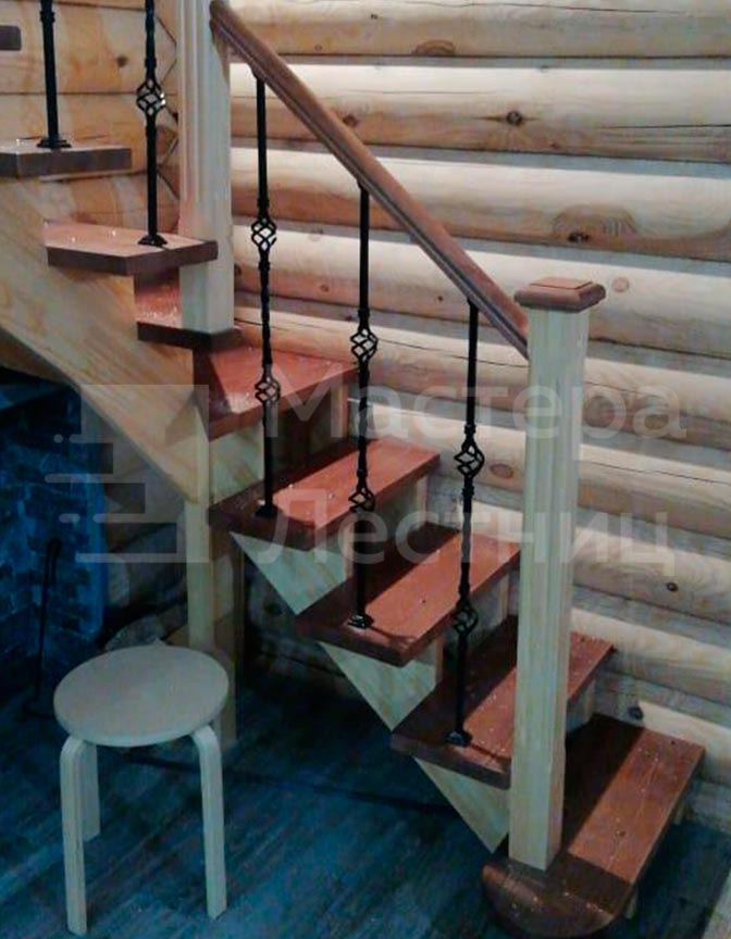 Деревянная лестница Г-образная забежная открытая с кованым ограждением