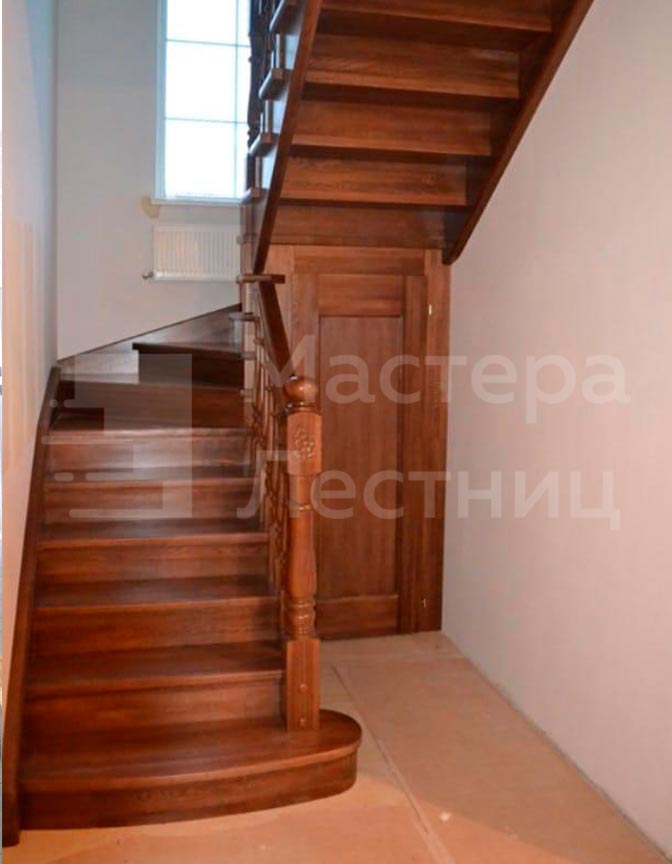 Деревянная лестница на 180 градусов забежная закрытая с деревянным ограждением