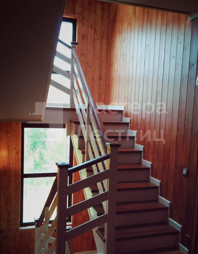 Лестница П-образная с площадкой закрытая с деревянным ограждением