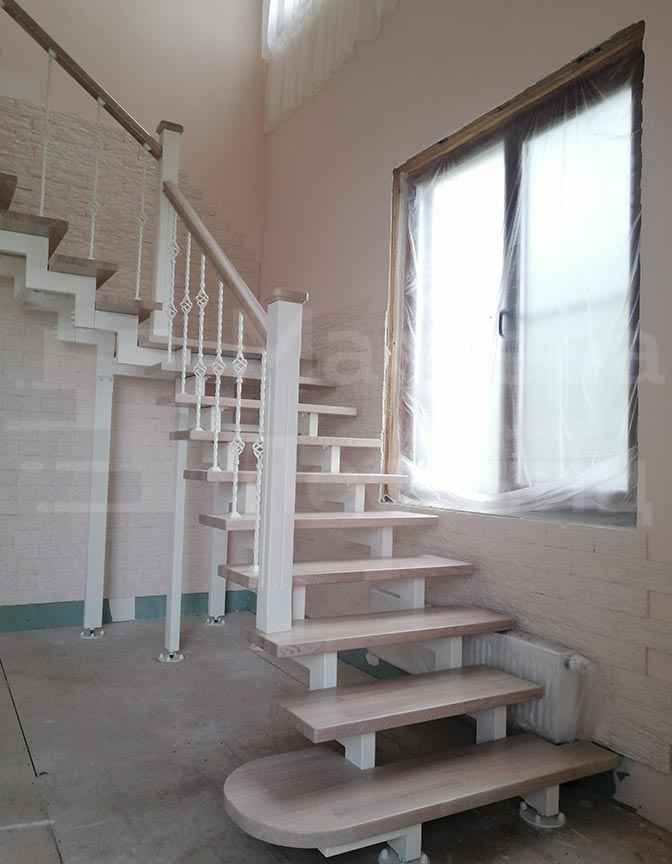 Лестница на второй этаж на ломаном косоуре Г-образная с площадкой открытая с кованым ограждением