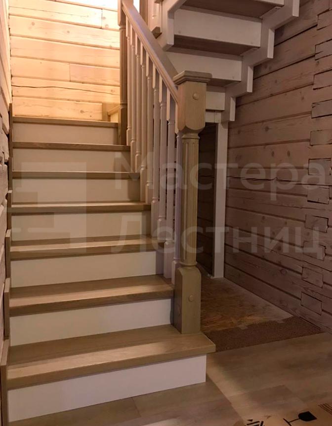 Лестница в дом на второй этаж на ломаном косоуре П-образная с площадкой закрытая с деревянным ограждением