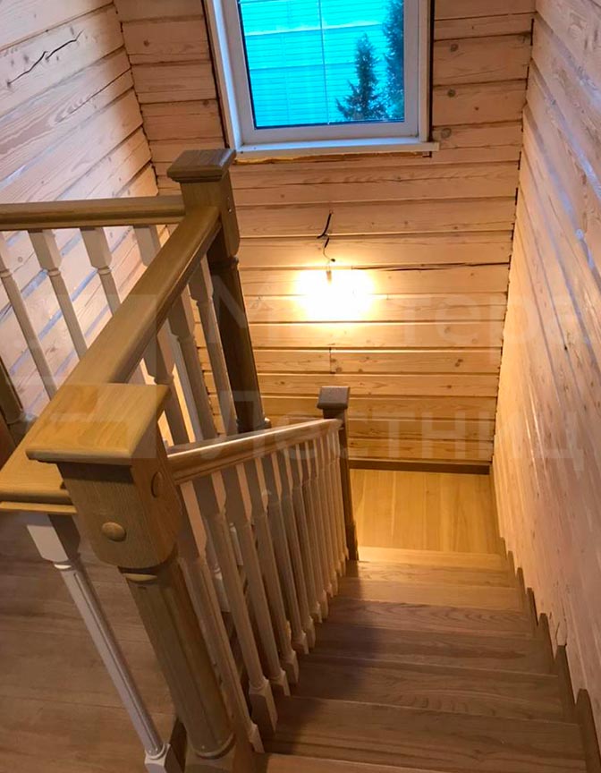 Лестница на ломаном косоуре на 180 градусов с площадкой закрытая с деревянным ограждением