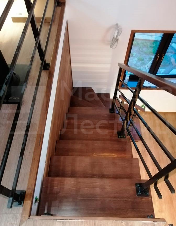 Лестница в дом на второй этаж на листовой стали Г-образная забежная открытая с металлическим ограждением