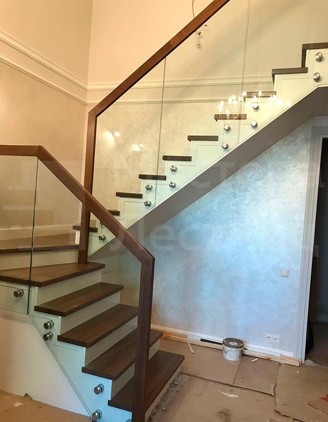 Лестница в частный дом П-образная забежная закрытая со стеклянным ограждением