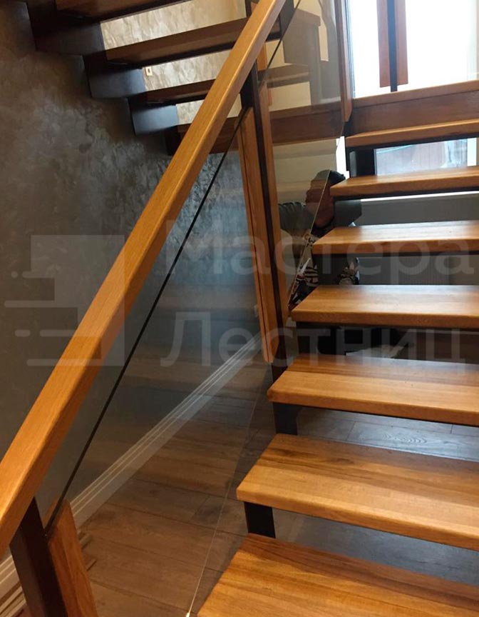 Лестница на двойном косоуре из листовой стали П-образная с площадкой открытая со стеклянным ограждением