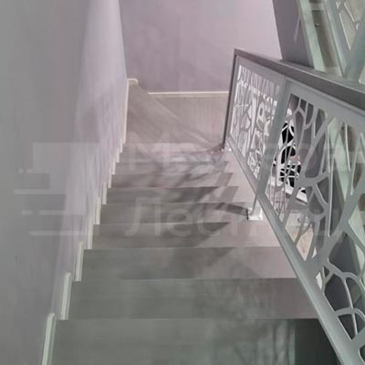 Г-образная забежная лестница на второй этаж