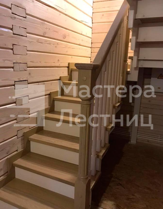 Лестница в частный дом на ломаном косоуре П-образная с двумя площадками закрытая с деревянным ограждением