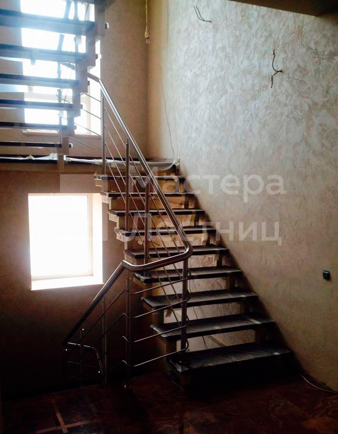 Лестница в дом на второй этаж на ломаном косоуре П-образная с площадкой открытая с нержавеющим ограждением