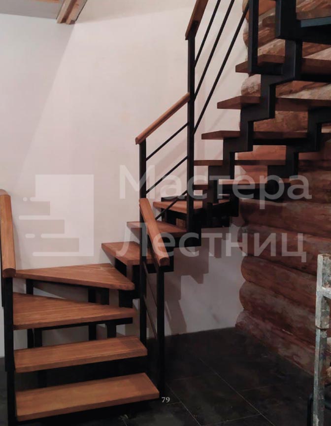 Лестница в дом на второй этаж на ломаном косоуре П-образная забежная открытая с металлическим ограждением
