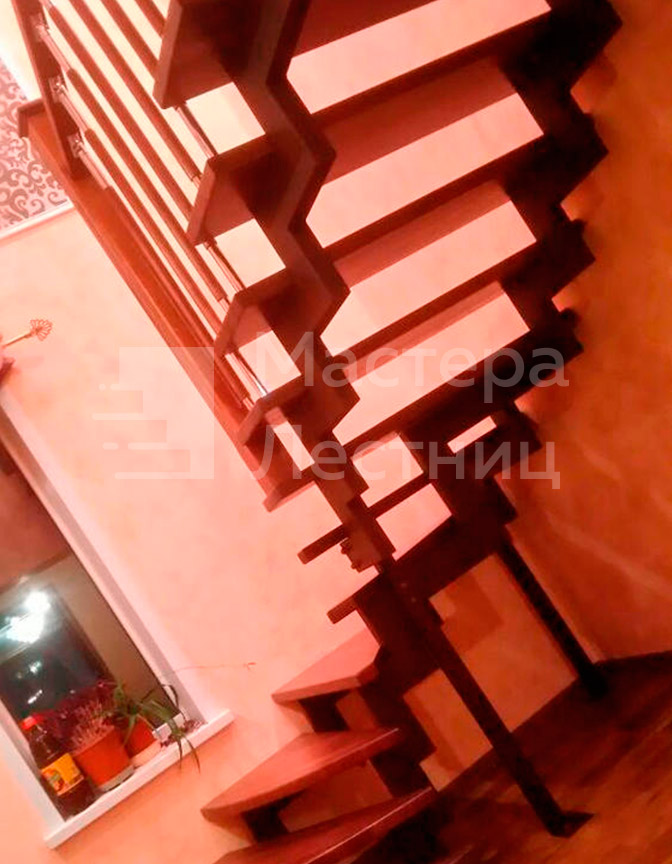 Лестница в дом на второй этаж на ломаном косоуре Г-образная забежная открытая с нержавеющим ограждением