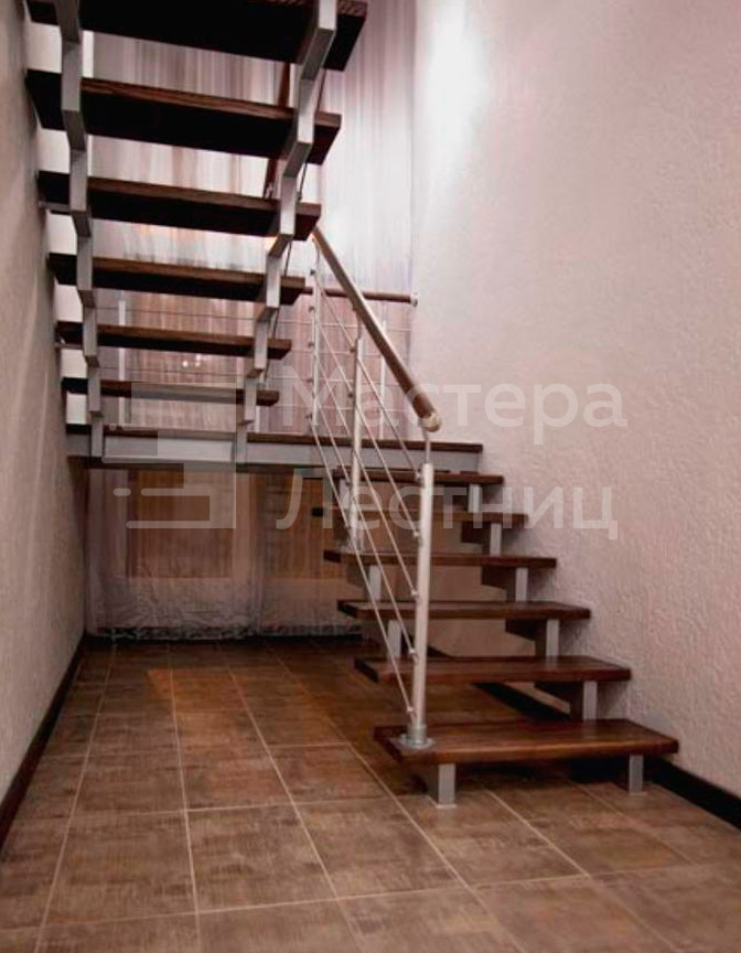 Лестница в частный дом на ломаном косоуре П-образная с площадкой открытая с нержавеющим ограждением