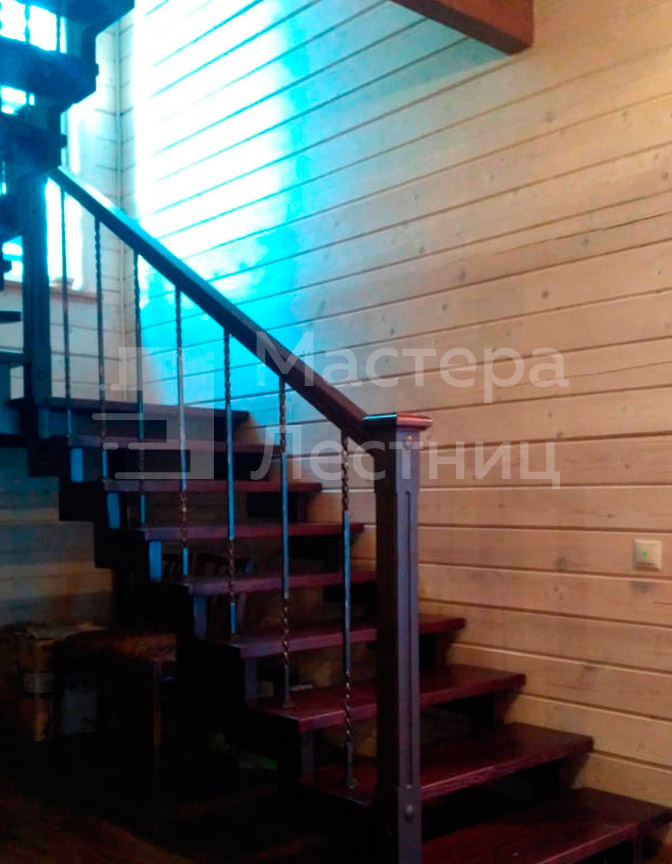 Лестница в частный дом на ломаном косоуре П-образная с площадкой открытая с кованым ограждением