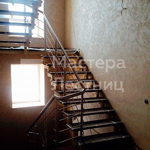 Лестница на двойном косоуре на второй этаж