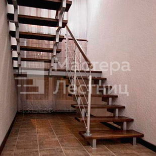 Лестница на двойном косоуре на второй этаж
