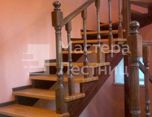 Деревянная лестница П-образная забежная открытая с деревянным ограждением