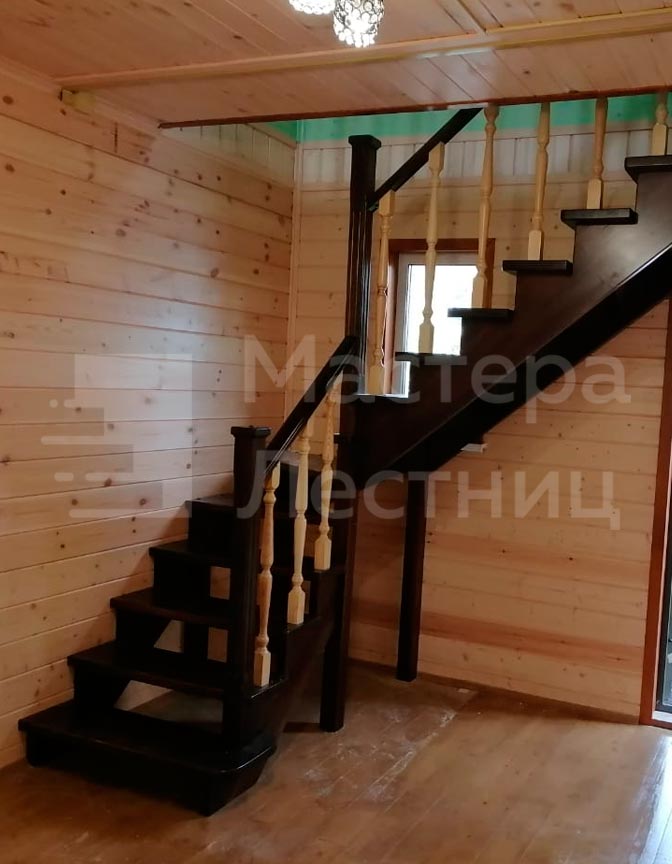 Деревянная лестница Г-образная забежная открытая с деревянным ограждением