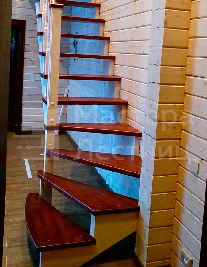 Деревянная лестница на 90 градусов забежная открытая с деревянным ограждением
