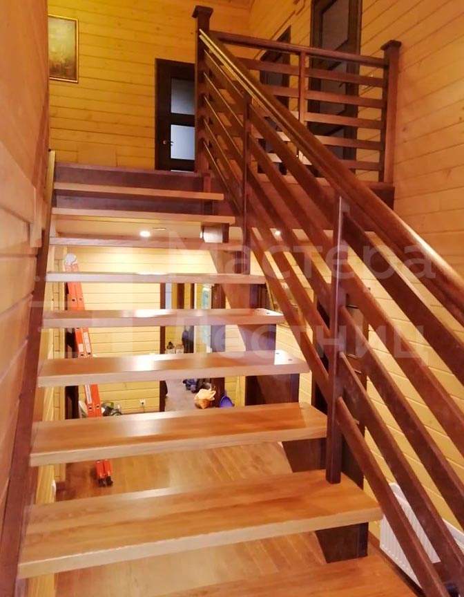 Деревянная лестница П-образная с площадкой открытая с деревянным ограждением