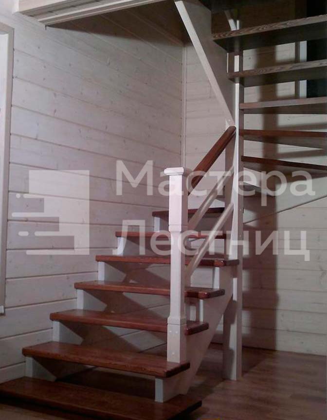 Деревянная лестница на 180 градусов забежная открытая с деревянным ограждением
