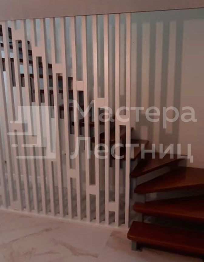 Лестница в частный дом на ломаном косоуре Г-образная забежная открытая с реечным ограждением