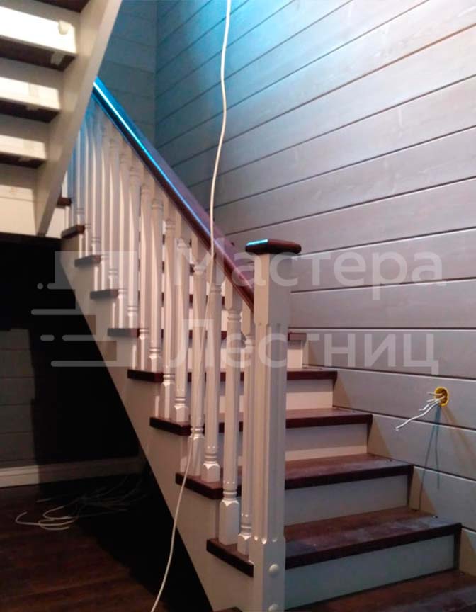 Деревянная лестница П-образная забежная закрытая с нержавеющим ограждением