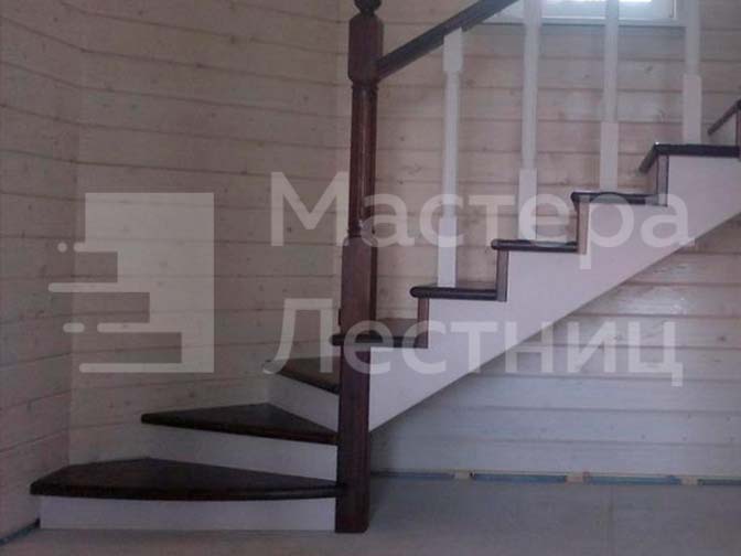 Лестница в частный дом Г-образная забежная закрытая с деревянным ограждением