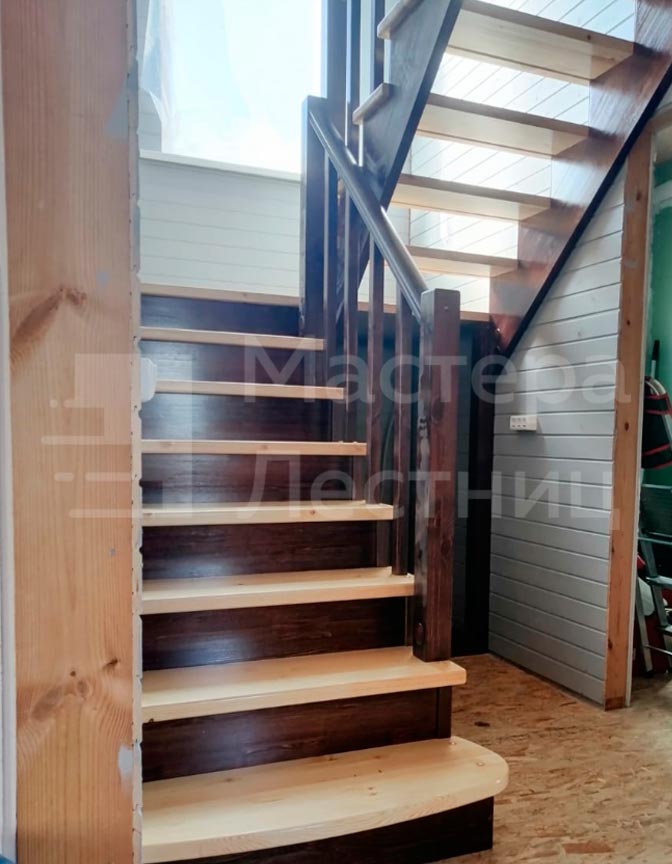 Деревянная лестница П-образная с площадкой закрытая с деревянным ограждением