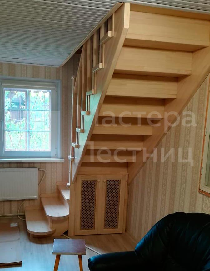 Деревянная лестница на 90 градусов забежная закрытая с деревянным ограждением
