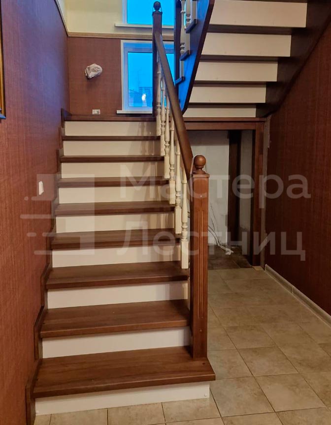 Деревянная лестница на 180 градусов с площадкой закрытая с деревянным ограждением