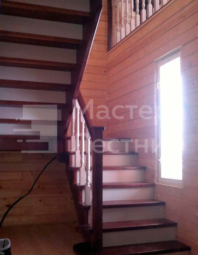 Деревянная лестница на 180 градусов с площадкой закрытая с деревянным ограждением