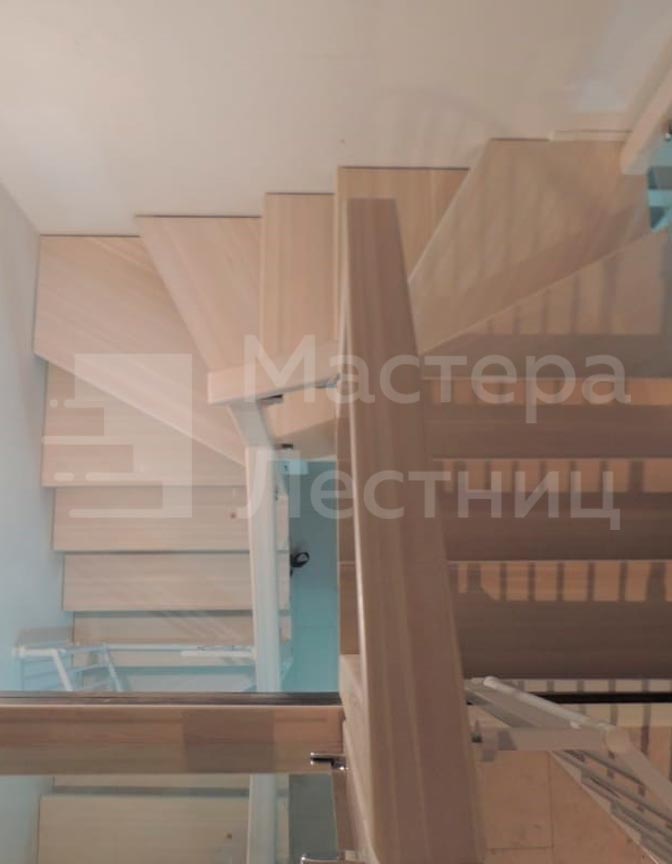 Лестница в частный дом П-образная забежная открытая с металлическим ограждением