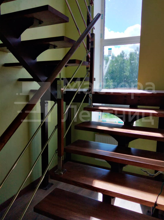 Лестница в дом на второй этаж на монокосоуре П-образная с площадкой открытая с нержавеющим ограждением