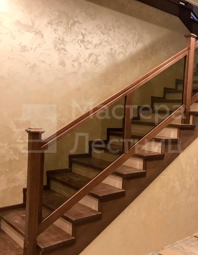 Лестница в частный дом прямая без поворота закрытая со стеклянным ограждением