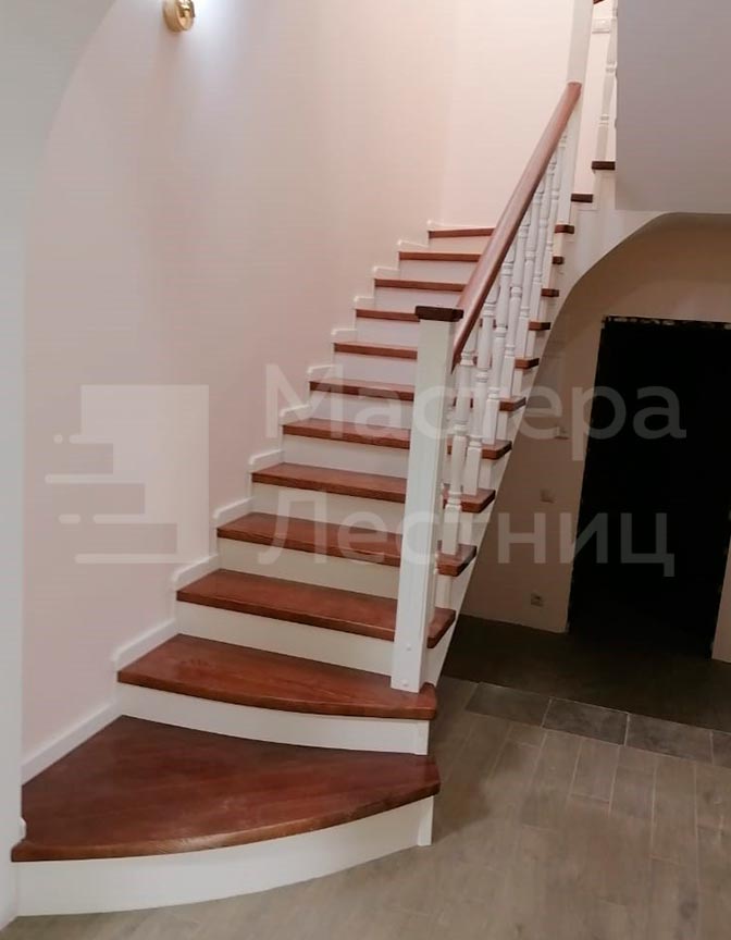 Лестница в дом на второй этаж П-образная забежная закрытая с деревянным ограждением