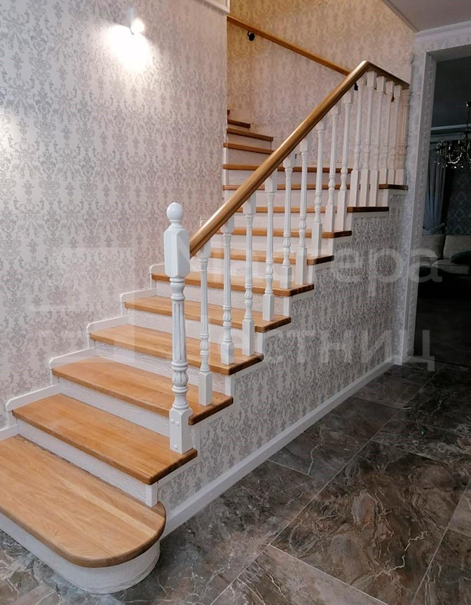 Лестница в частный дом Г-образная забежная закрытая с деревянным ограждением