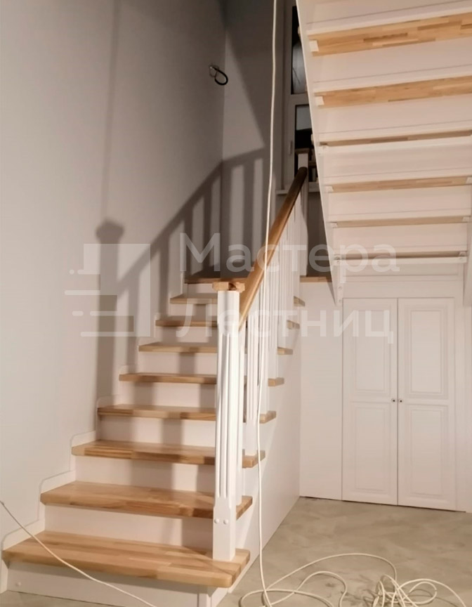 Лестница в дом на второй этаж на листовой стали П-образная с площадкой закрытая с деревянным ограждением