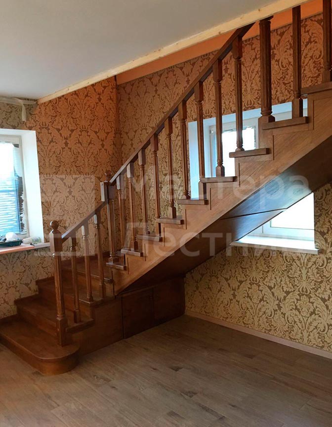 Лестница в частный дом Г-образная с площадкой закрытая с деревянным ограждением