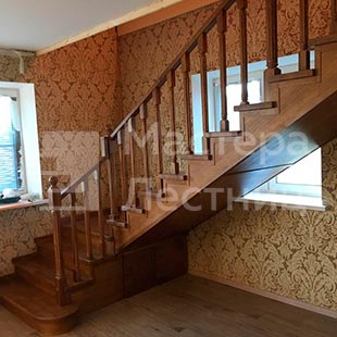 Г-образная лестница с площадкой в частном доме