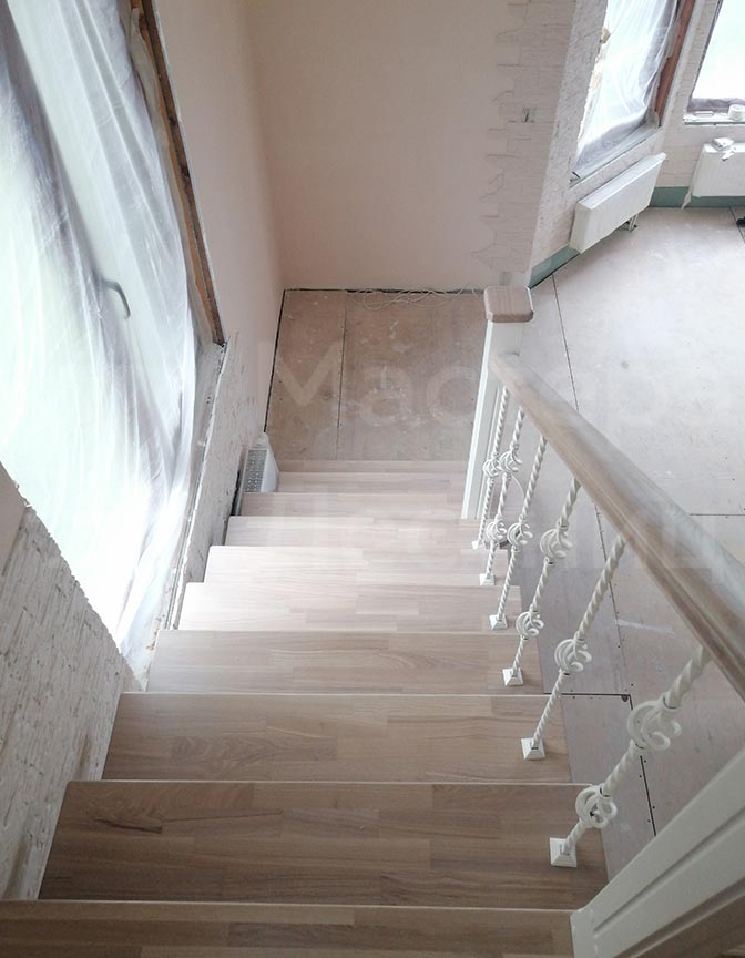 Лестница в дом на второй этаж на ломаном косоуре Г-образная с площадкой открытая с кованым ограждением