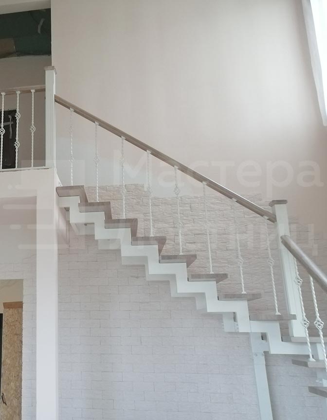 Лестница в частный дом на ломаном косоуре Г-образная с площадкой открытая с кованым ограждением