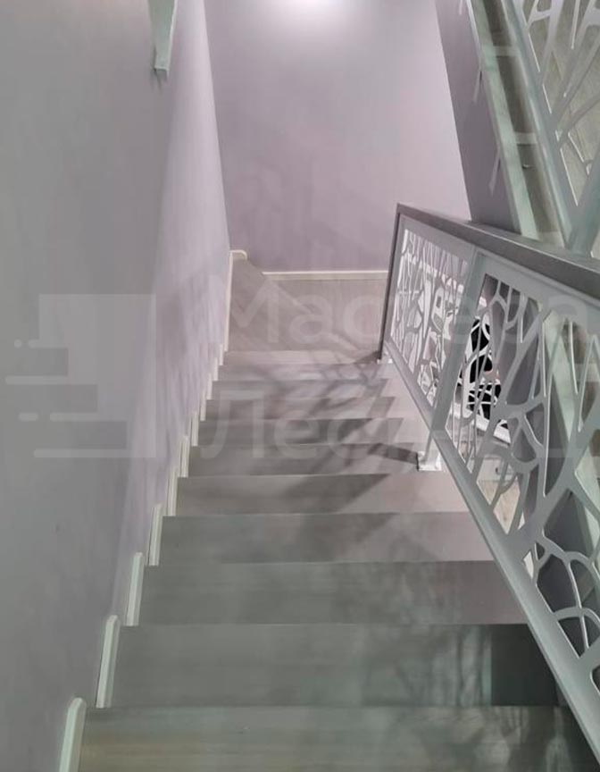 Лестница на второй этаж Г-образная забежная закрытая с дизайнерским ограждением