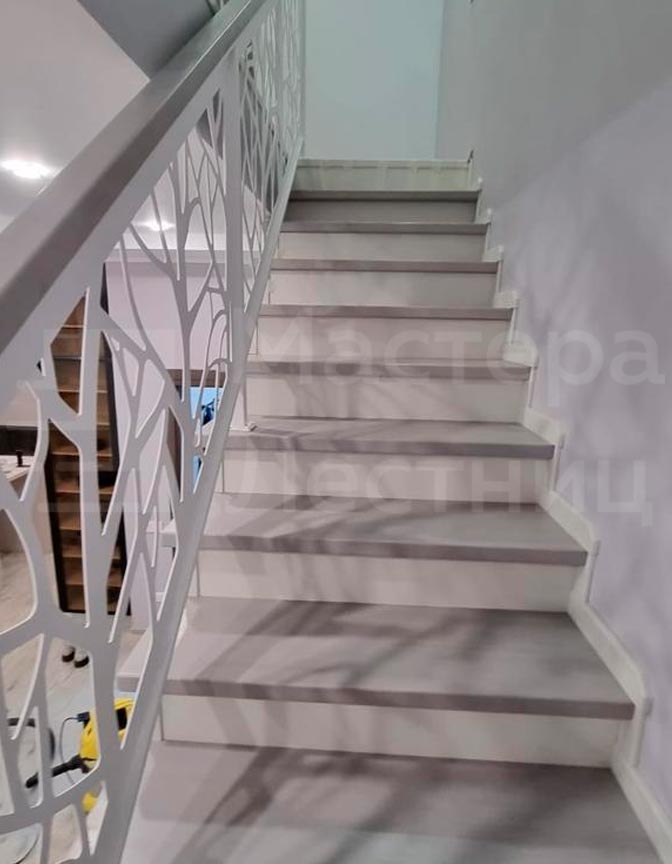 Лестница в частный дом Г-образная забежная закрытая с дизайнерским ограждением