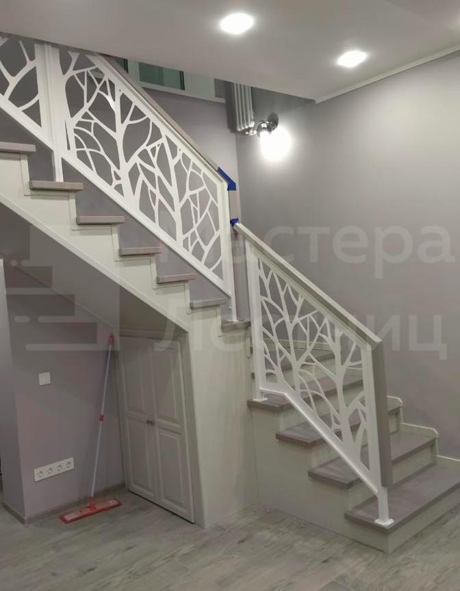 Лестница в дом на второй этаж Г-образная забежная закрытая с дизайнерским ограждением