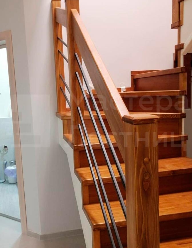 Лестница в частный дом П-образная забежная закрытая с металлическим ограждением