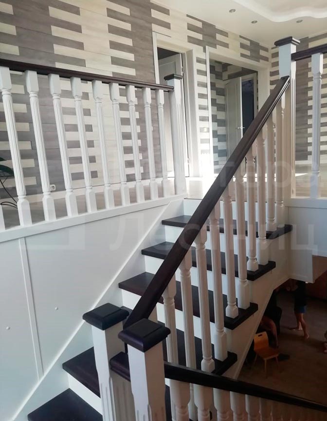 Лестница в дом на второй этаж П-образная с площадкой закрытая с деревянным ограждением
