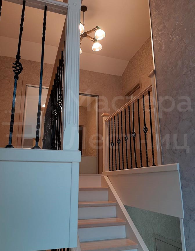 Лестница в дом на второй этаж П-образная с площадкой закрытая с кованым ограждением