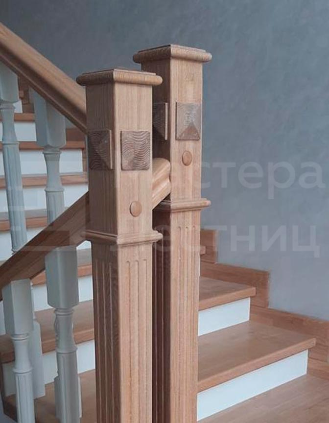 Лестница на второй этаж П-образная с площадкой закрытая с деревянным ограждением